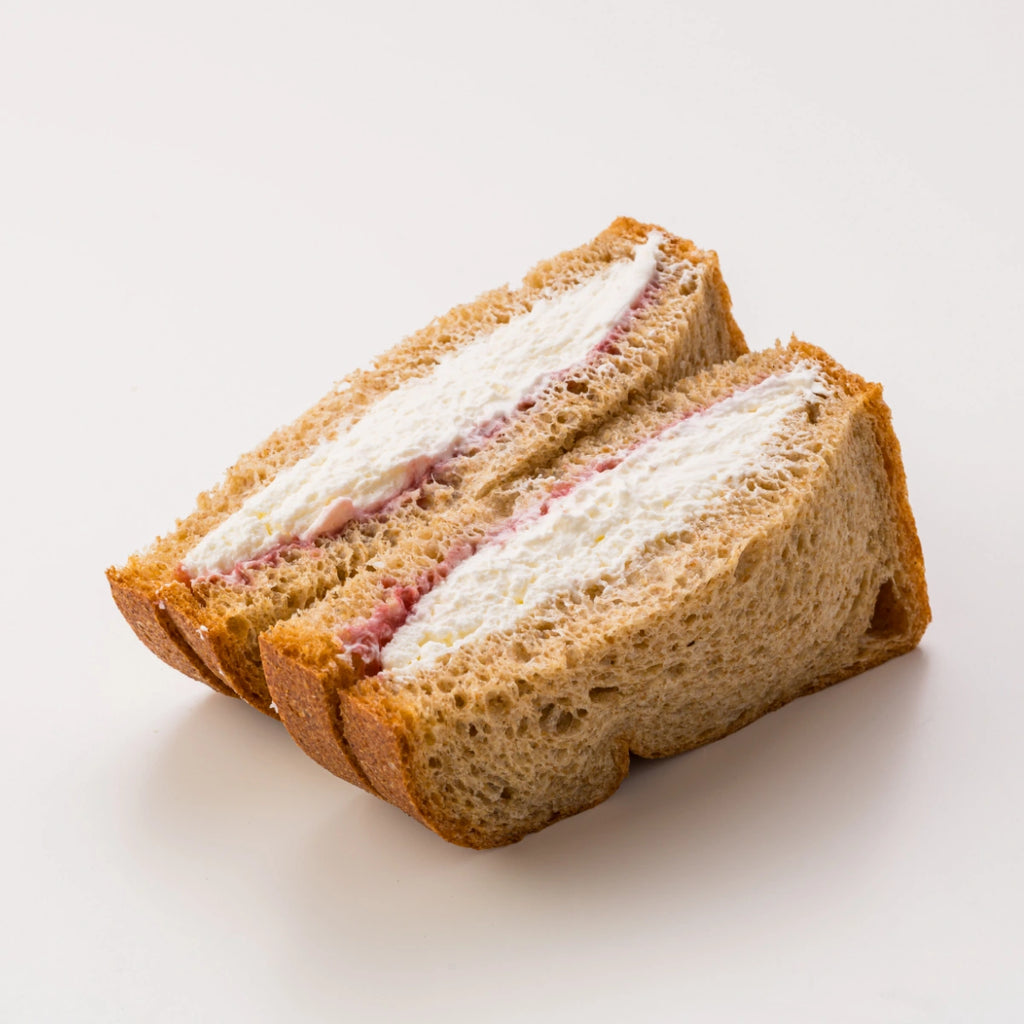 Fresh cream sandwich with unsweetened strawberry jam Carbohydrates 3.8g/piece
