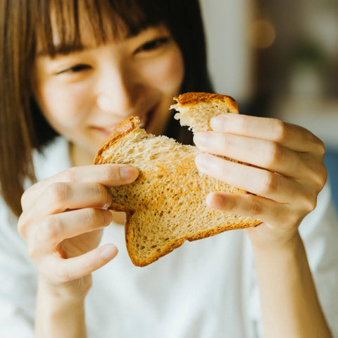 低糖質な食パンを千切る女性