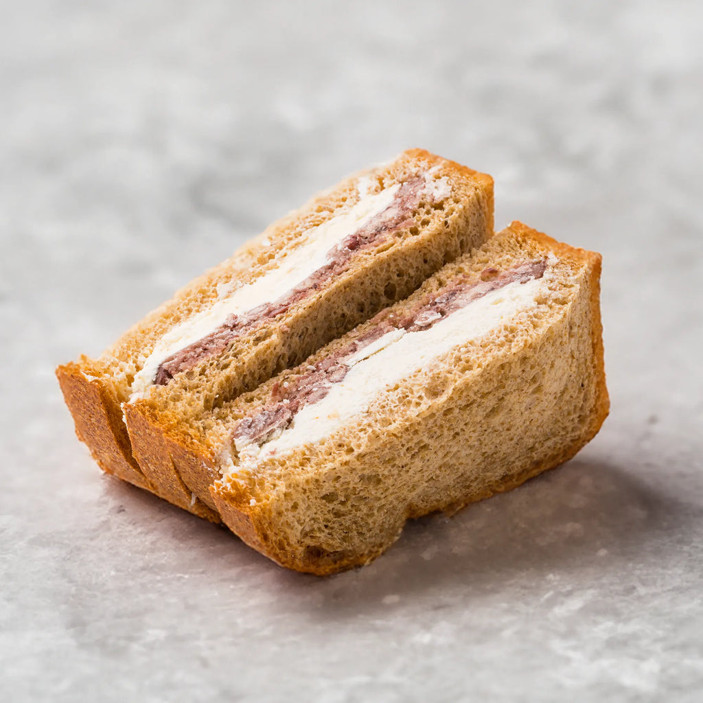 天然甘味料で味付けした生クリームと粒あんを低糖質パンで挟んだサンドイッチを真俯瞰から